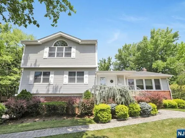 10 Lynn Dr, Englewood Cliffs, NJ 07632