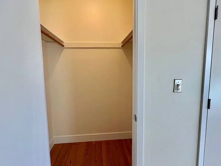 655 40th St #202 — Photo 14