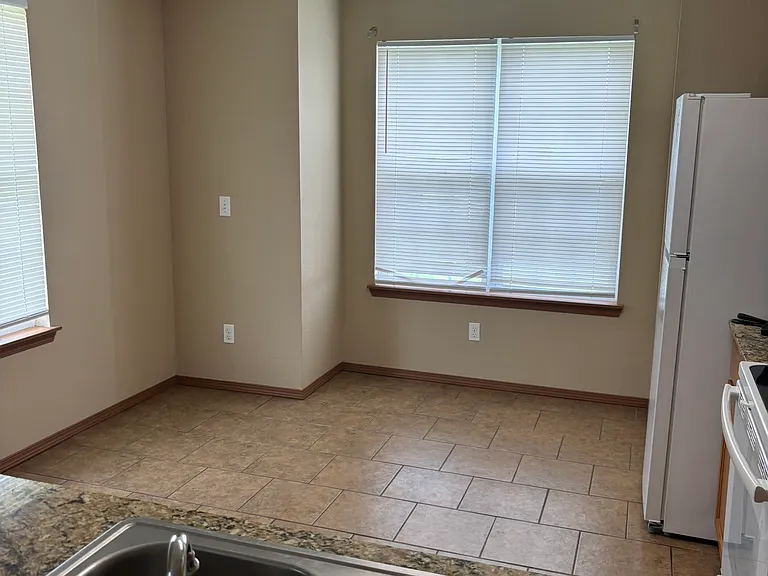 240 Sage St — Photo 4