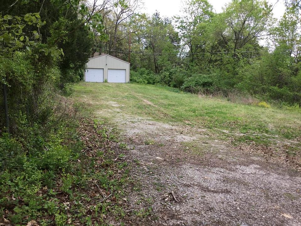 2nd image of 211 Arnold Pl