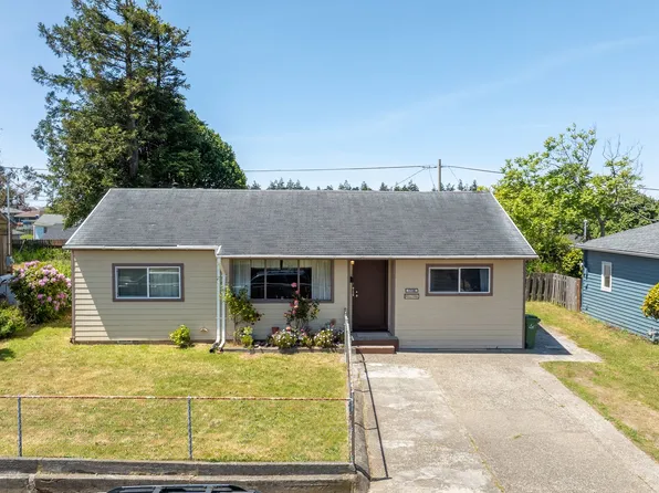 1726 Johnson St, North Bend, OR 97459