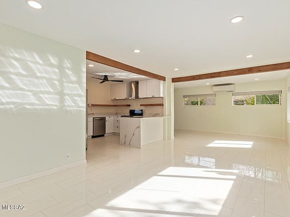 5th image of 2549 E La Cienega Dr