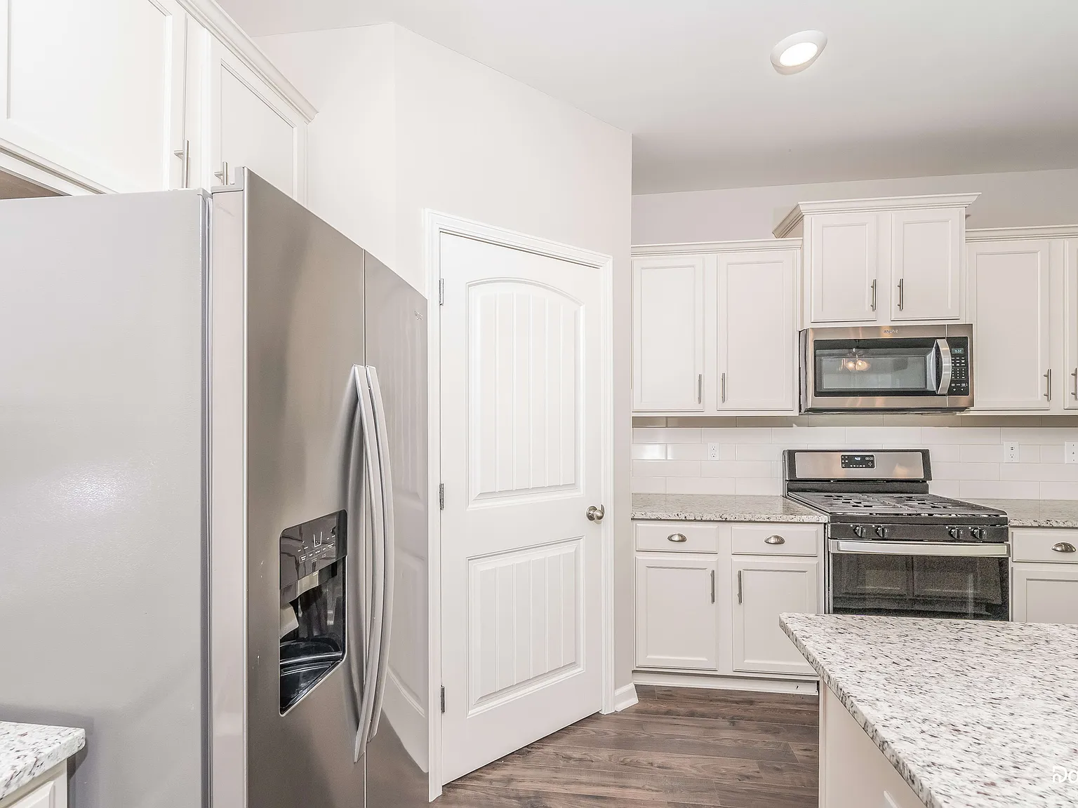 5 bed, 3.0 bath, 2510 sqft, $2,560 — Photo 2