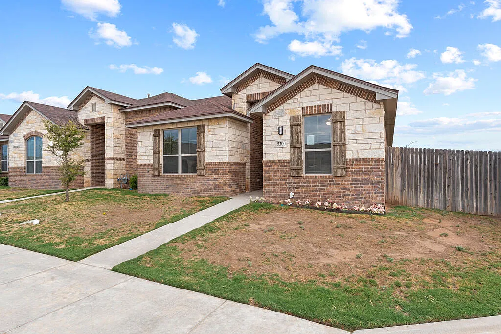 3 bed, 2.0 bath, 1540 sqft, $2,300 — Photo 2