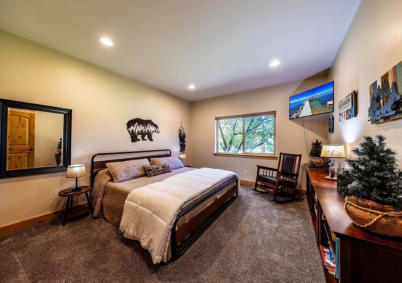 Large Mountain Luxury Home — Photo 2