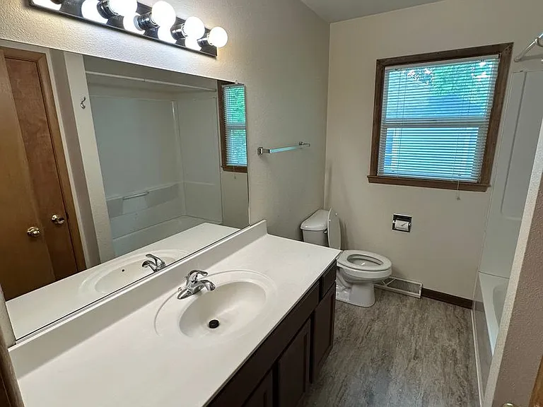 1011 Kellogg Ave — Photo 7