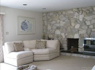 15 Carriage Rd, Roslyn, NY 11576