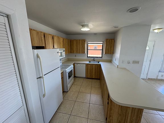 2nd image of 610 SE 7th St APT 2