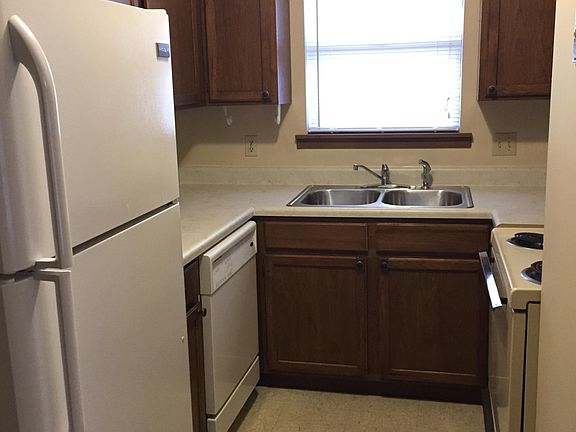 2nd image of 1727 Thompson Dr APT A