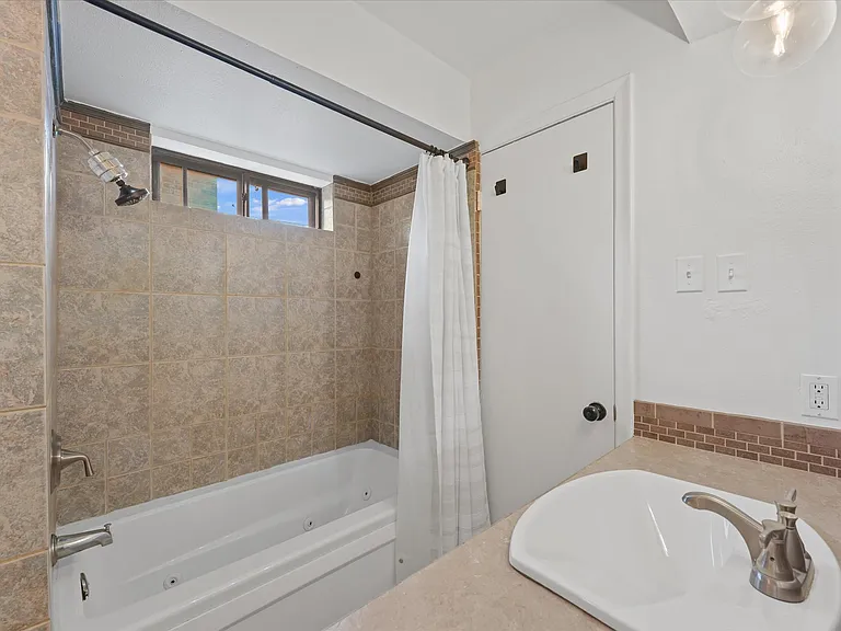 1426 Lexington Dr — Photo 13