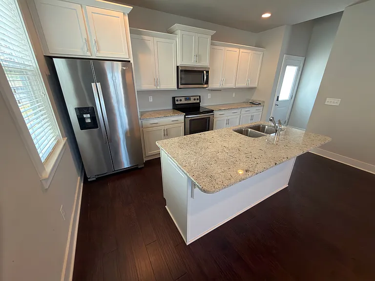 792 Cottage Park Dr — Photo 2