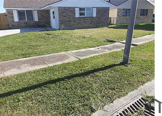 112 Jeanne Dr — Photo 1