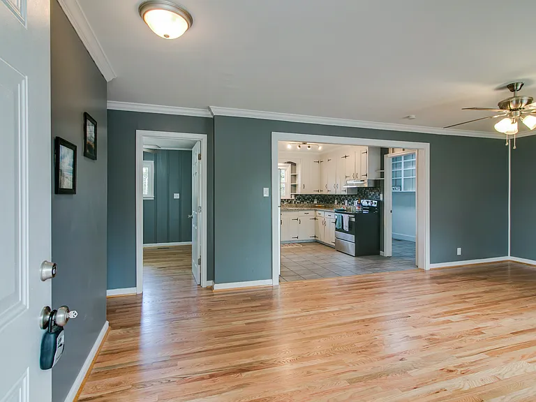 131 E Lake St — Photo 9
