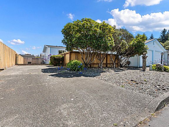 4th image of 115 Dungeness St