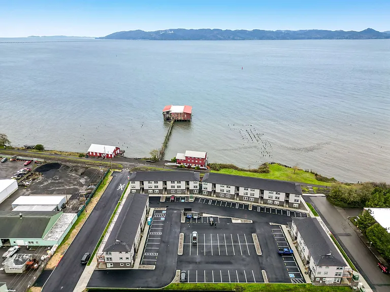 Astoria Waterfront — Photo 19