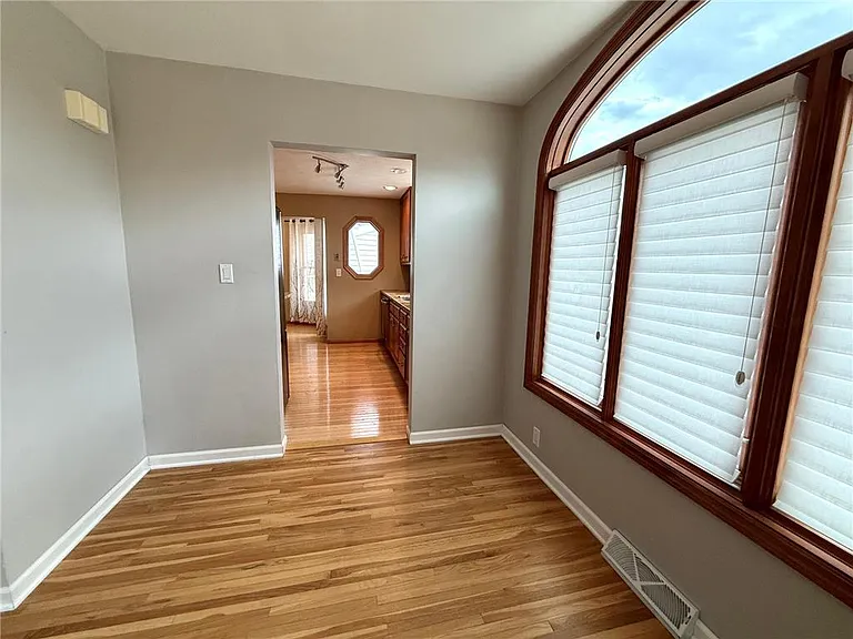 225 Sunrise Blvd — Photo 3