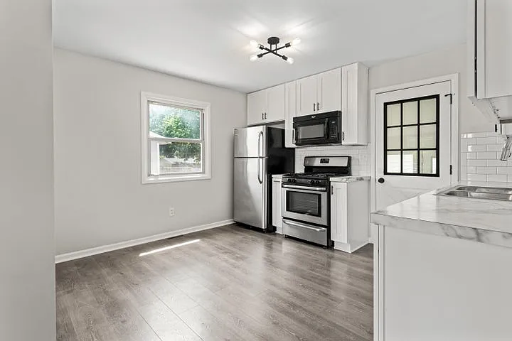 3276 Lombard St SW — Photo 11