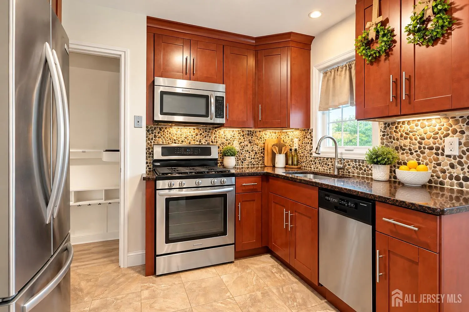 3 bed, 1.0 bath, 1128 sqft, $3,200 — Photo 2