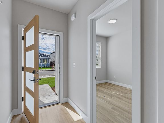 4th image of 618 SE 34th St