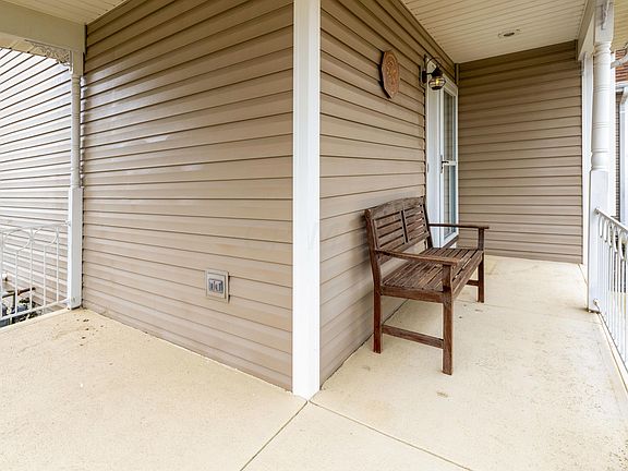 5th image of 310 Stone Hedge Row Dr