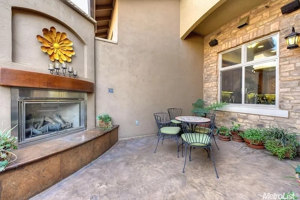 Executive Condo Rental — Photo 2