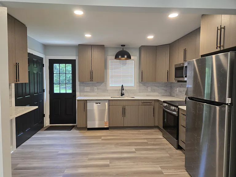 1111 Grace Ave — Photo 3