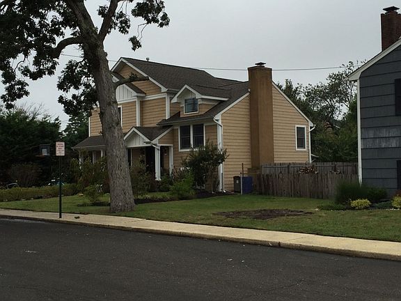 3rd image of 419 Arbutus Dr
