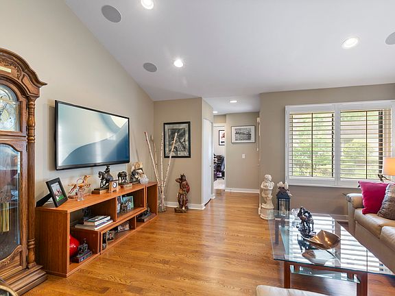 3rd image of 6 Hastings Ln #6