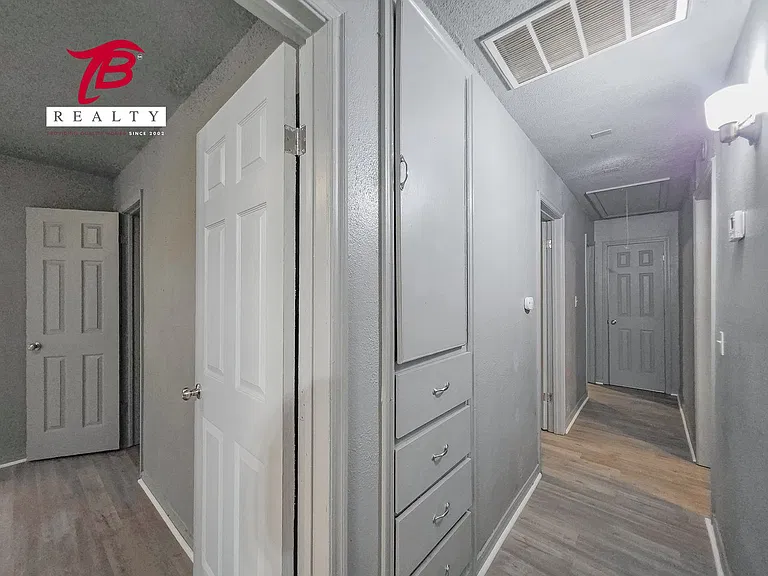 2320 NE 20th St — Photo 14
