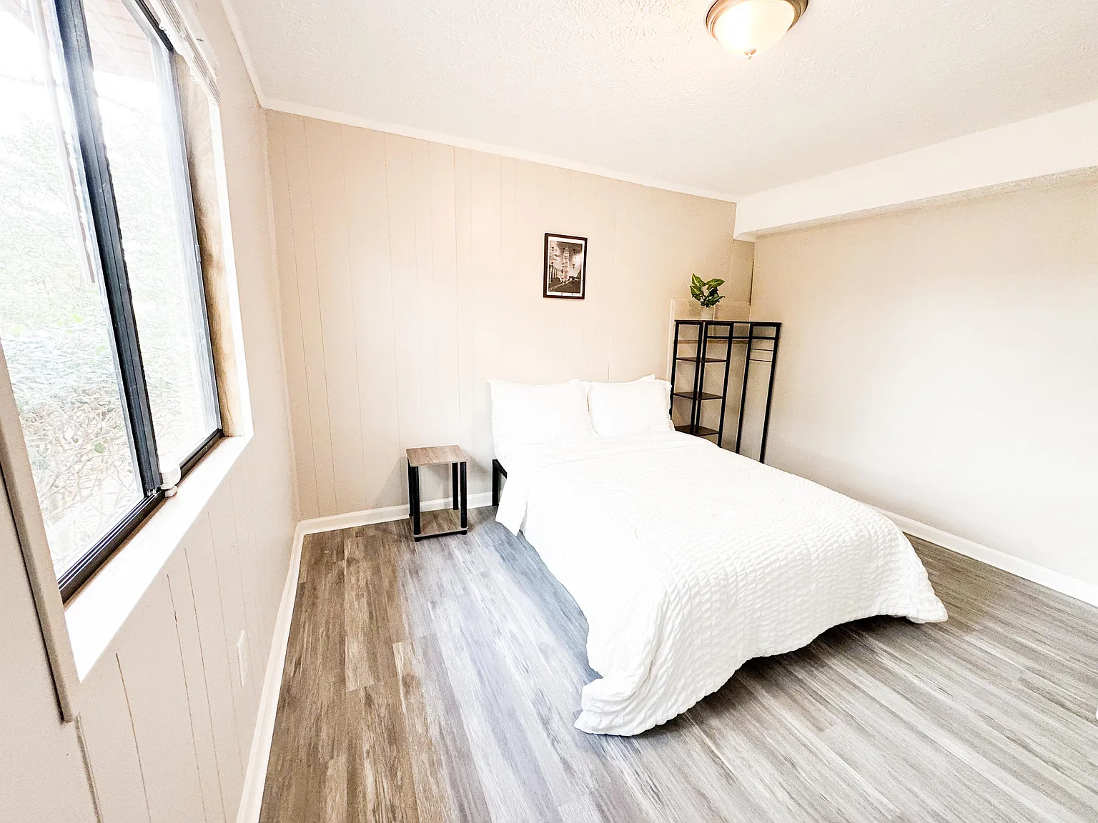 4 bed, 3.0 bath, 2400 sqft, $672 — Photo 2