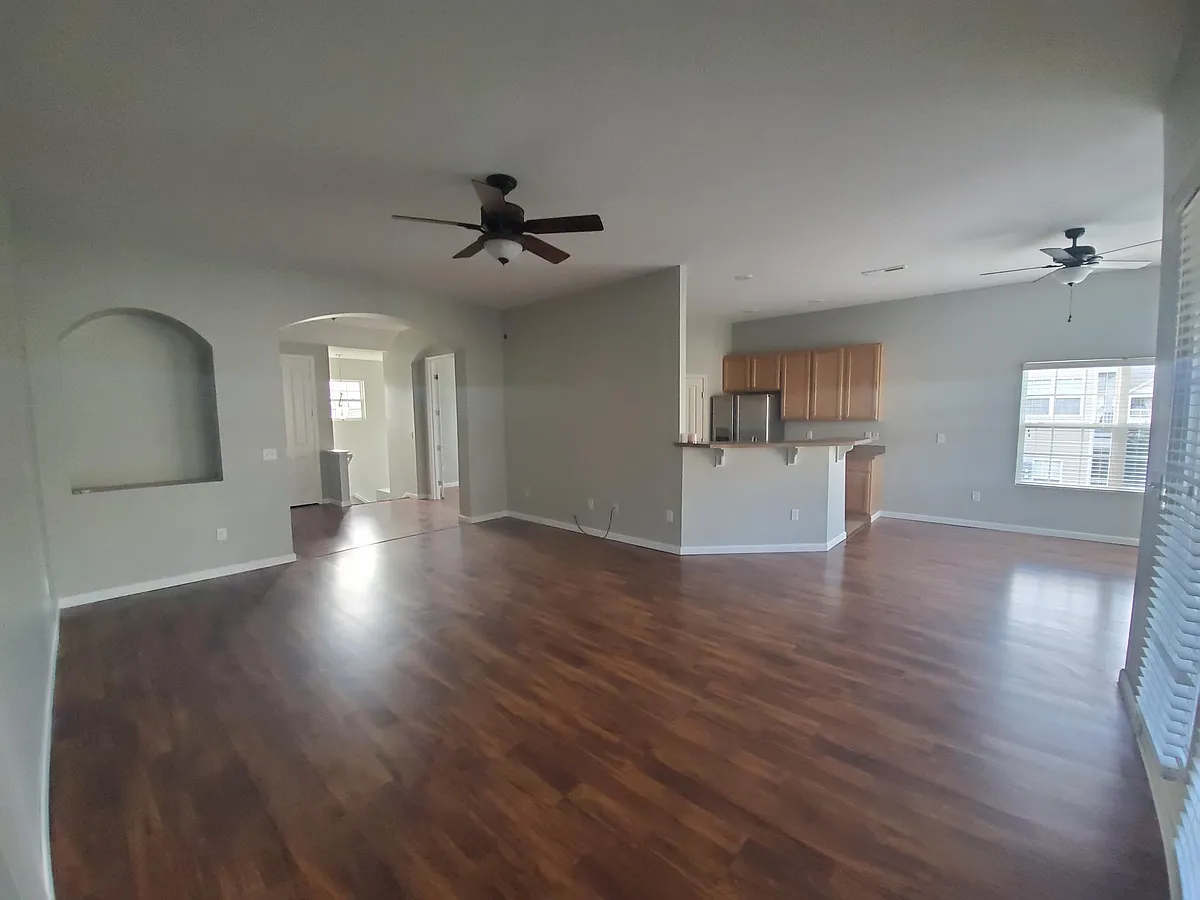 Huge living area - 1434 Lakes Circle Dr