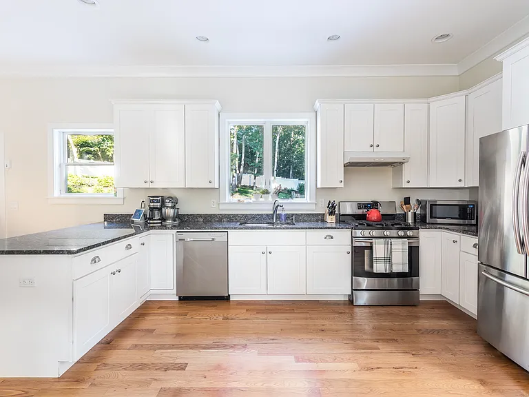 27 Kings Point Rd — Photo 8
