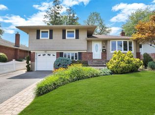 23 Spector Ln, Plainview, NY 11803