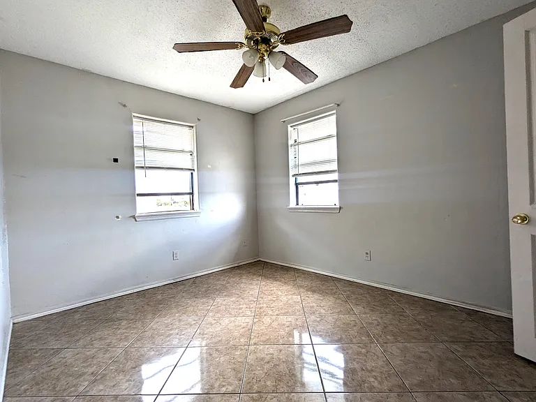 2210 W Elisa Ln — Photo 62