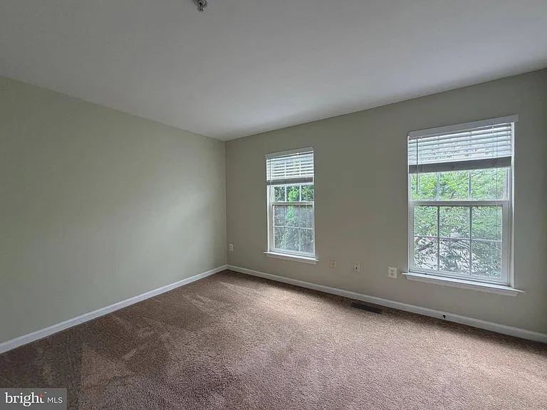 605 Tivoli Rd — Photo 9