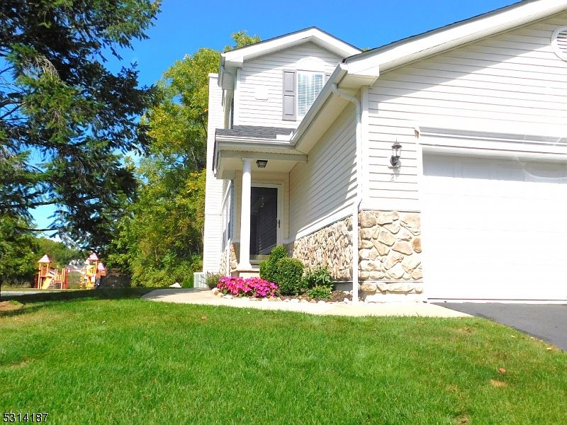 1st image of 2 Meadow Lakes Dr
