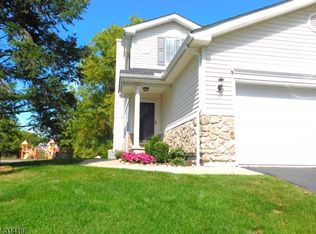 2 Meadow Lakes Dr, Hamburg, NJ 07419