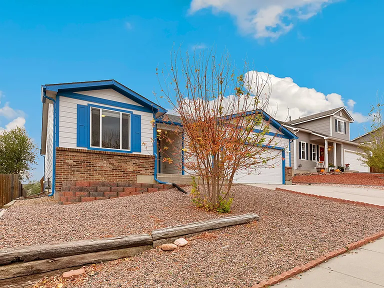 1035 Lords Hill Dr — Photo 2