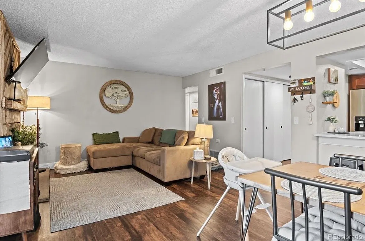 2 bed, 1032 sqft, $1,899 — Photo 3