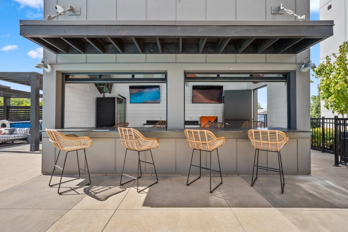 Resort Style Pool & Tiki Bar