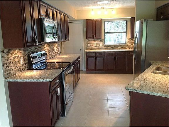 2nd image of 562 SE Essex Dr