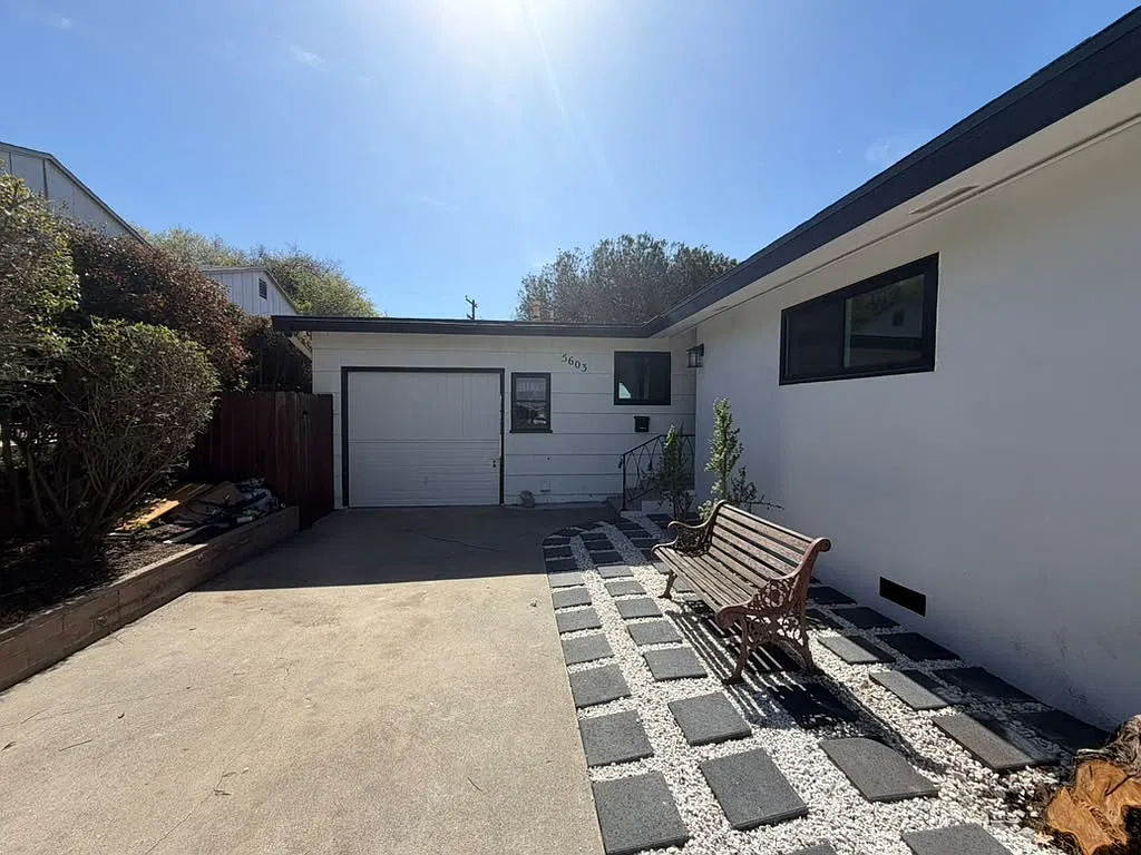2 bed, 874 sqft, $3,995 — Photo 1