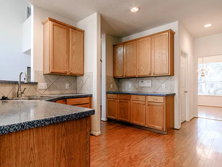 2918 Five Oaks Dr — Photo 11