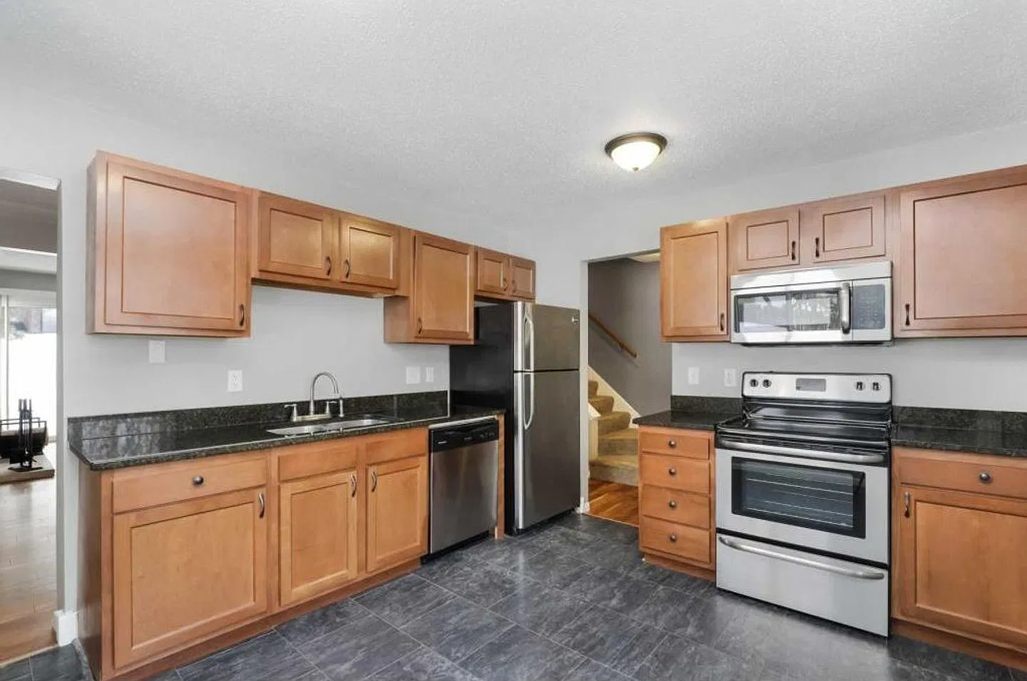 Beautiful 3Bed 2Bath End-Unit Townhome in Maplewood — Photo 2