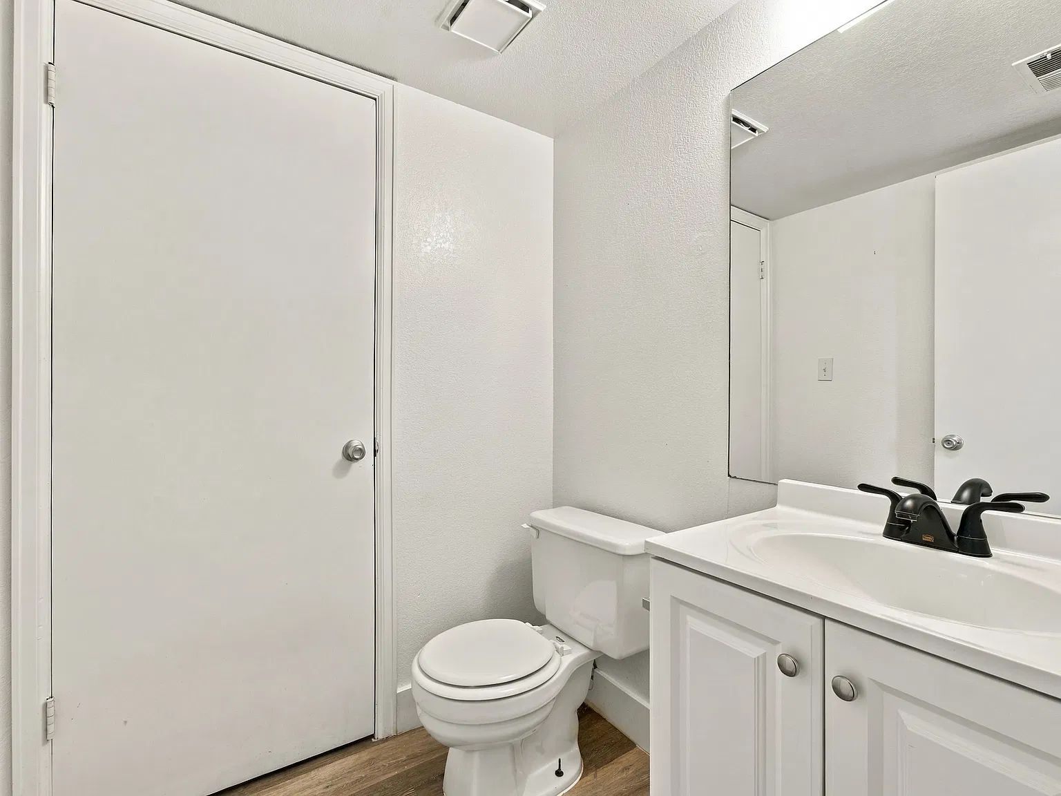 2 bed, 1.5 bath, 1000 sqft, $1,350 — Photo 2