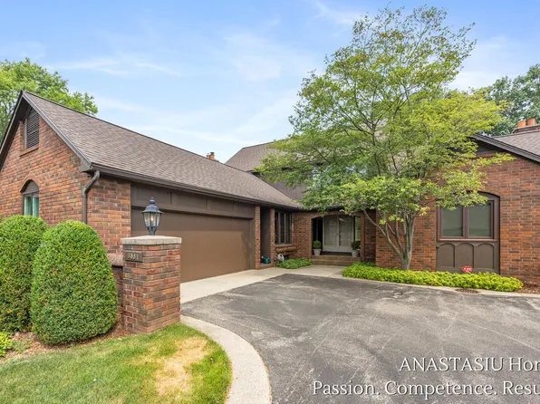 6081 N Gatehouse Dr SE, Grand Rapids, MI 49546