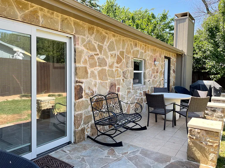 Spacious Backyard with Patio set and BBQ Grill
