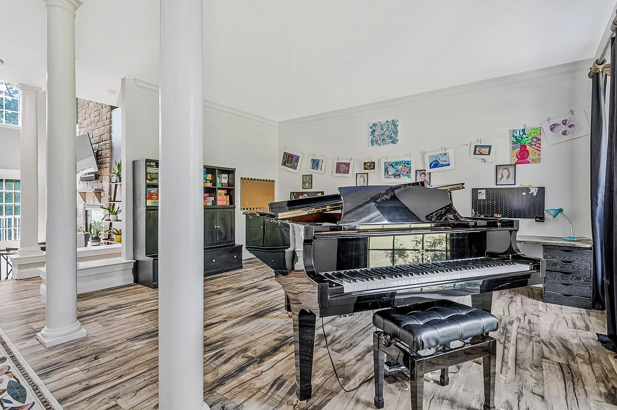 6 bed, 6524 sqft, $4,700 — Photo 4