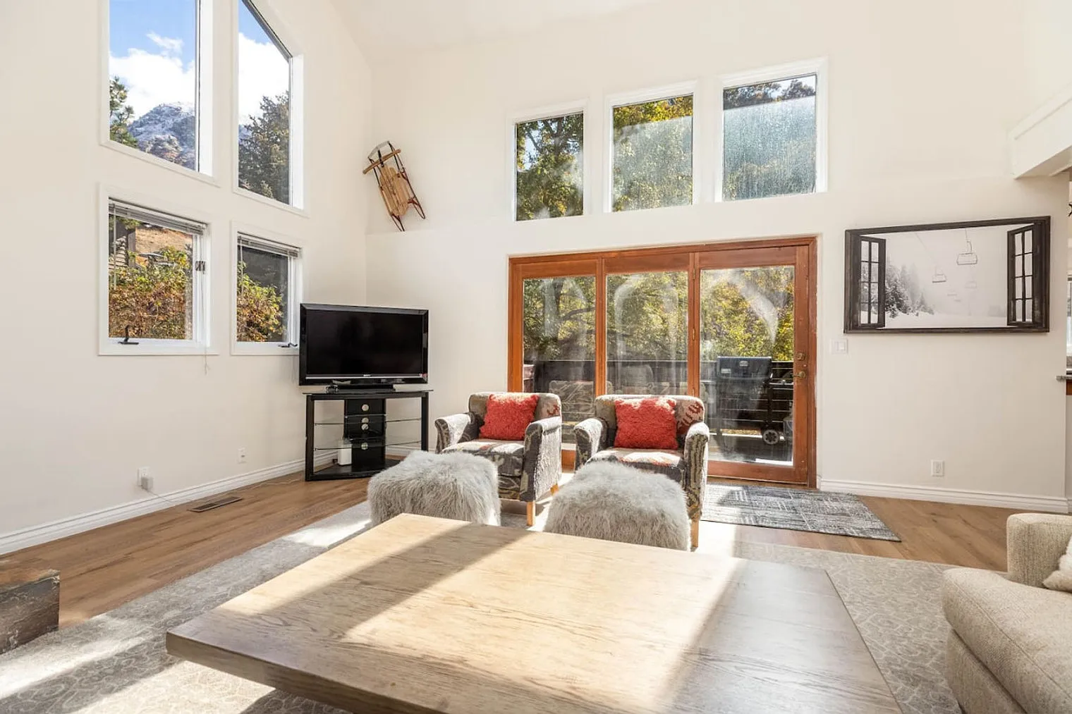 3 bed, 2.0 bath, 2098 sqft, $4,815 — Photo 3
