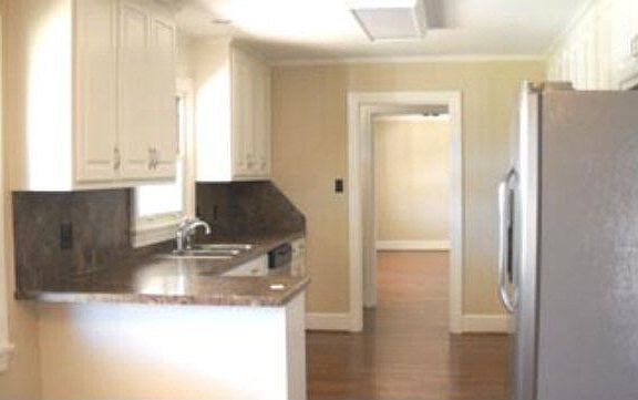 4th image of 2077 Woodlake Dr